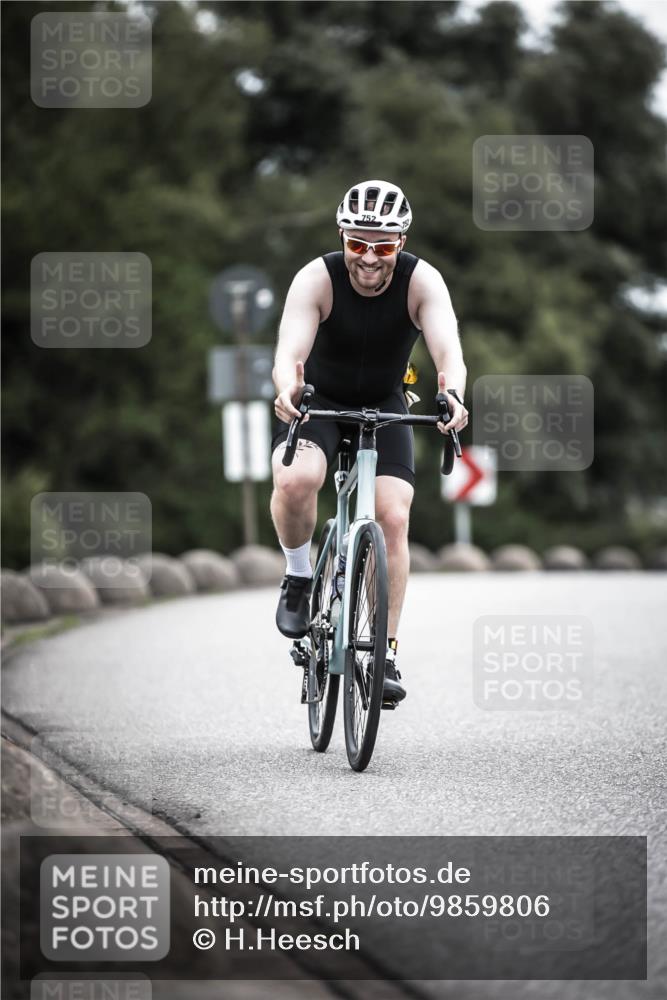 21.06.2026 - 29. Vierlanden-Triathlon H.Heesch http://msf.ph/oto/9859806 21.06.2026 12:06:13 Radfahren 264, 752, 829, 837, 913, 919, 941, 956, 965, 972, 975 meine-sportfotos.de