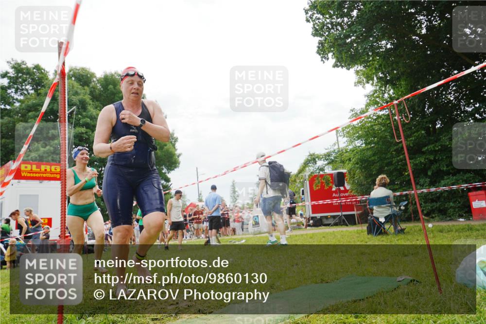21.06.2026 - 29. Vierlanden-Triathlon LAZAROV Photography http://msf.ph/oto/9860130 21.06.2026 11:29:40 Schwimmen 851, 895 meine-sportfotos.de