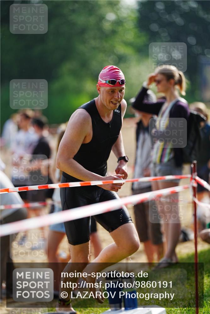 21.06.2026 - 29. Vierlanden-Triathlon LAZAROV Photography http://msf.ph/oto/9860191 21.06.2026 08:39:03 Schwimmen 60, 61, 82 meine-sportfotos.de