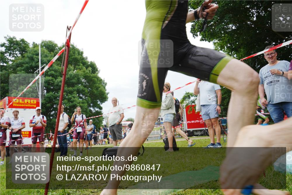 21.06.2026 - 29. Vierlanden-Triathlon LAZAROV Photography http://msf.ph/oto/9860847 21.06.2026 12:05:51 Schwimmen 968, 979 meine-sportfotos.de