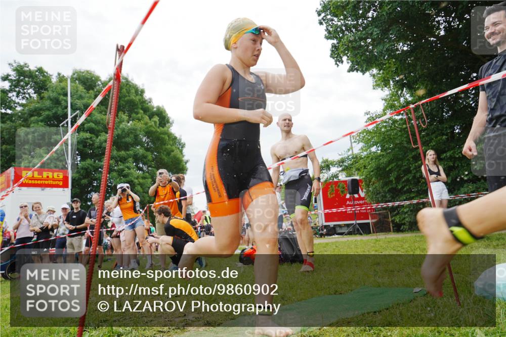 21.06.2026 - 29. Vierlanden-Triathlon LAZAROV Photography http://msf.ph/oto/9860902 21.06.2026 12:27:11 Schwimmen 983, 995, 1008, 1011 meine-sportfotos.de