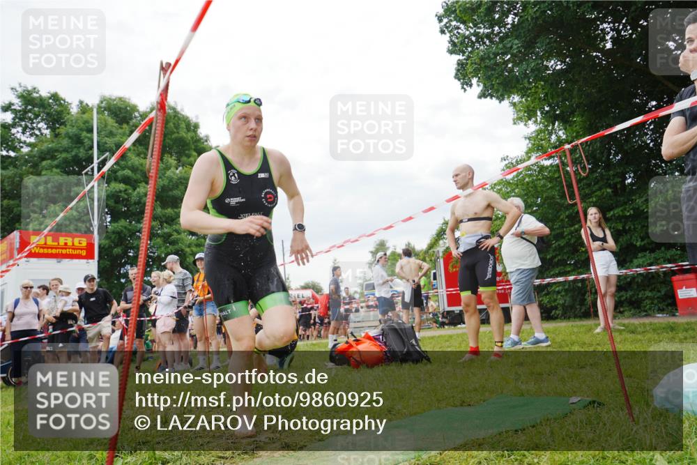 21.06.2026 - 29. Vierlanden-Triathlon LAZAROV Photography http://msf.ph/oto/9860925 21.06.2026 12:27:45 Schwimmen 1002, 1007 meine-sportfotos.de