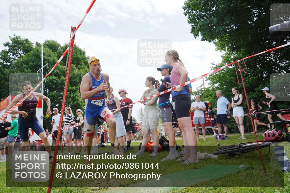 21.06.2026 - 29. Vierlanden-Triathlon LAZAROV Photography http://msf.ph/oto/9861044 21.06.2026 12:57:21 Schwimmen 1042, 1043, 1048 meine-sportfotos.de