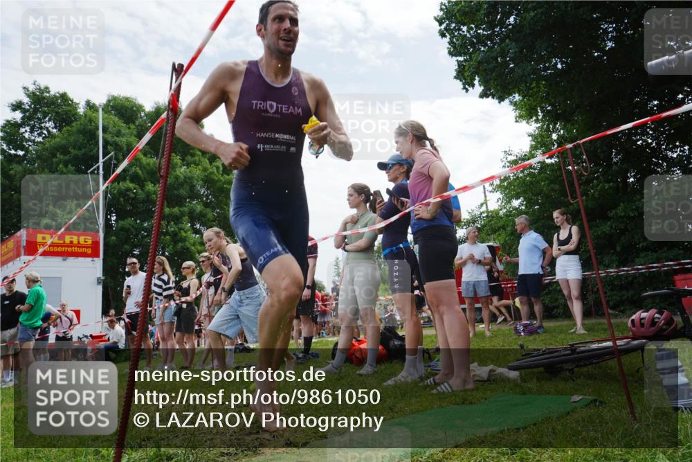 21.06.2026 - 29. Vierlanden-Triathlon LAZAROV Photography http://msf.ph/oto/9861050 21.06.2026 12:57:21 Schwimmen 1042, 1043, 1048 meine-sportfotos.de