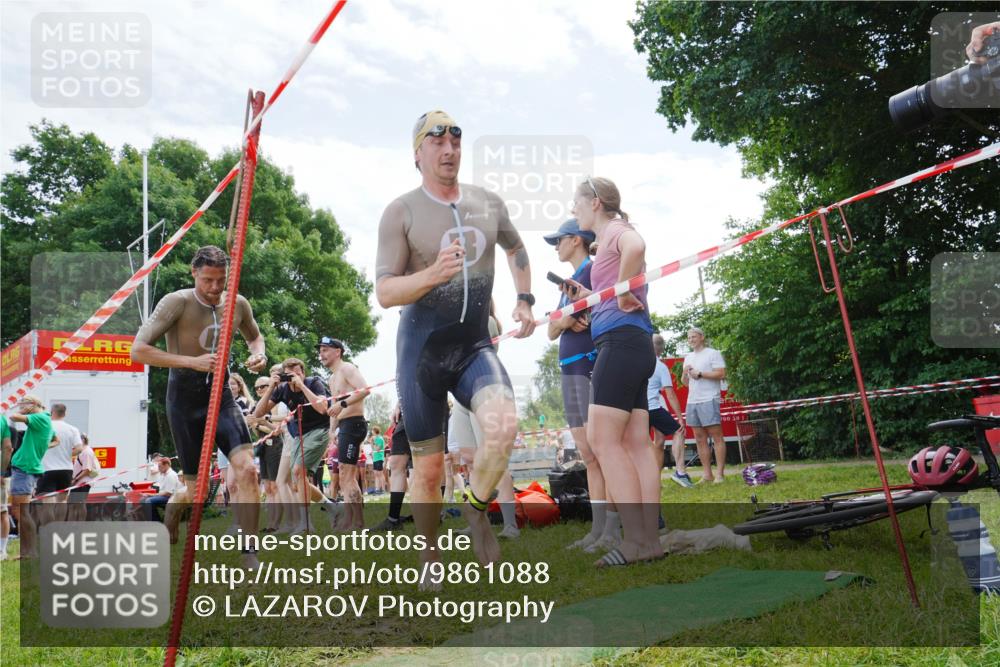 21.06.2026 - 29. Vierlanden-Triathlon LAZAROV Photography http://msf.ph/oto/9861088 21.06.2026 12:58:43 Schwimmen 1044, 1059, 1066 meine-sportfotos.de