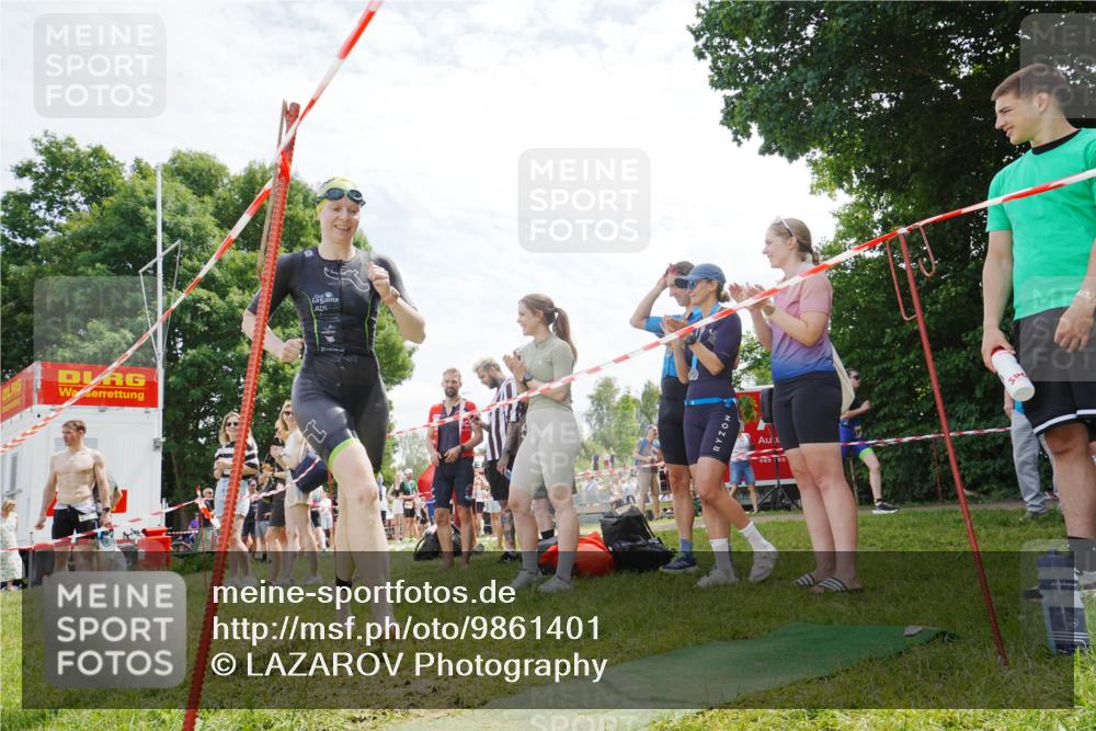 21.06.2026 - 29. Vierlanden-Triathlon LAZAROV Photography http://msf.ph/oto/9861401 21.06.2026 13:11:17 Schwimmen 1120, 1151, 1157 meine-sportfotos.de