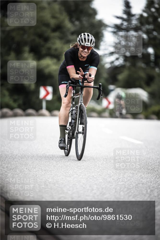 21.06.2026 - 29. Vierlanden-Triathlon H.Heesch http://msf.ph/oto/9861530 21.06.2026 12:09:13 Radfahren 883, 929 meine-sportfotos.de