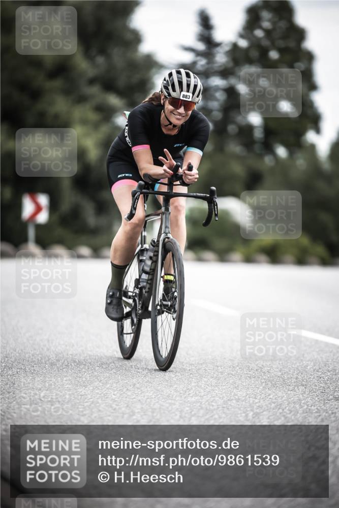 21.06.2026 - 29. Vierlanden-Triathlon H.Heesch http://msf.ph/oto/9861539 21.06.2026 12:09:13 Radfahren 883, 929 meine-sportfotos.de