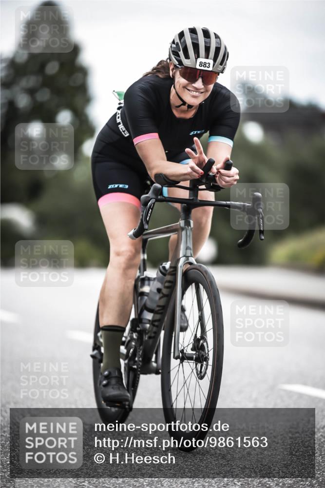21.06.2026 - 29. Vierlanden-Triathlon H.Heesch http://msf.ph/oto/9861563 21.06.2026 12:09:13 Radfahren 883, 929 meine-sportfotos.de