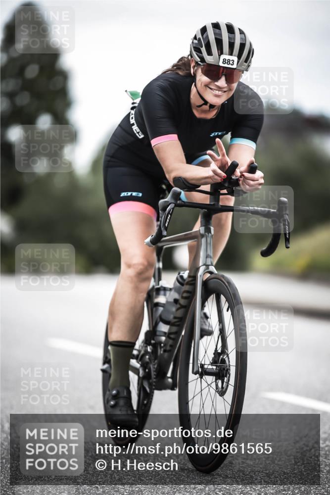 21.06.2026 - 29. Vierlanden-Triathlon H.Heesch http://msf.ph/oto/9861565 21.06.2026 12:09:13 Radfahren 883, 929 meine-sportfotos.de