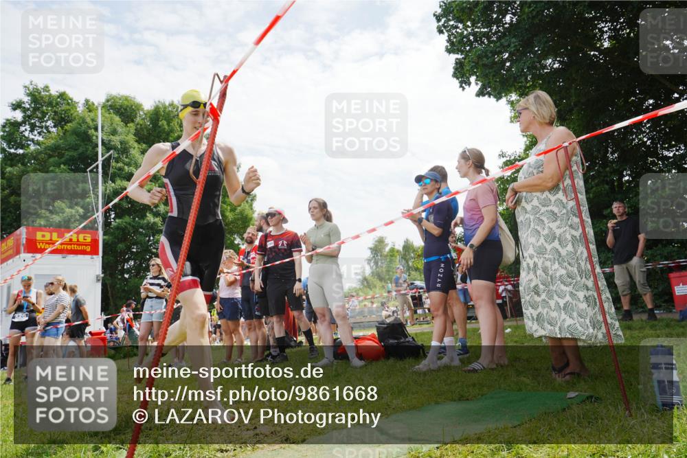 21.06.2026 - 29. Vierlanden-Triathlon LAZAROV Photography http://msf.ph/oto/9861668 21.06.2026 13:13:21 Schwimmen 1106, 1109 meine-sportfotos.de
