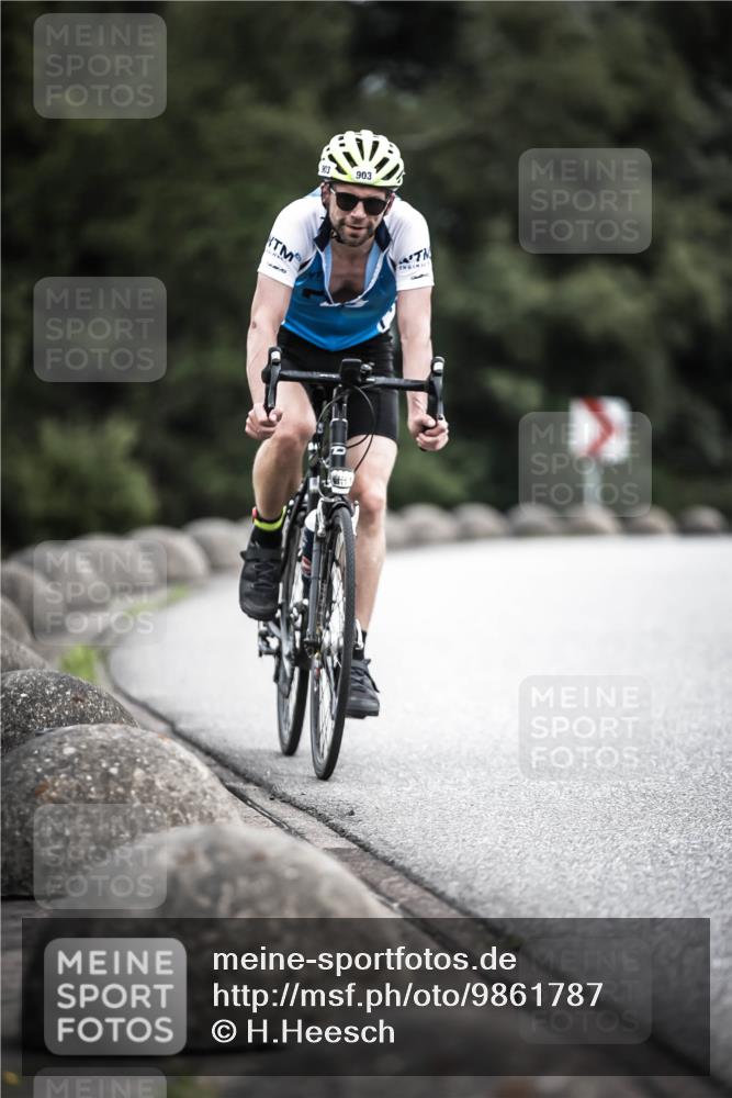 21.06.2026 - 29. Vierlanden-Triathlon H.Heesch http://msf.ph/oto/9861787 21.06.2026 12:09:47 Radfahren 903, 906 meine-sportfotos.de