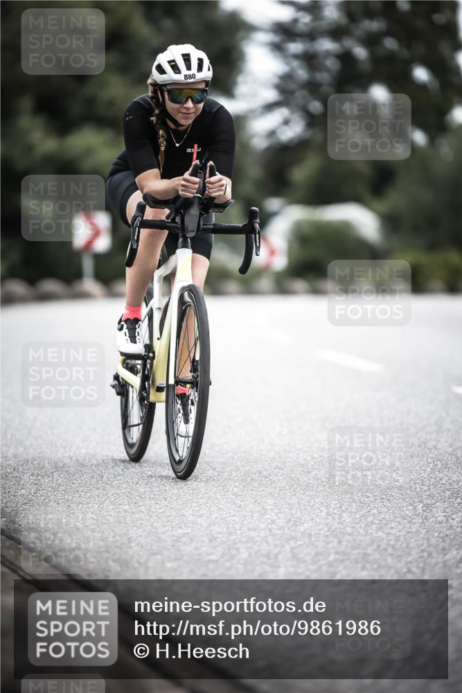 21.06.2026 - 29. Vierlanden-Triathlon H.Heesch http://msf.ph/oto/9861986 21.06.2026 12:10:24 Radfahren 54, 710, 880 meine-sportfotos.de