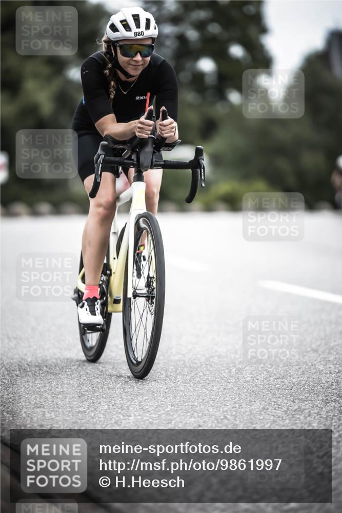 21.06.2026 - 29. Vierlanden-Triathlon H.Heesch http://msf.ph/oto/9861997 21.06.2026 12:10:24 Radfahren 54, 710, 880 meine-sportfotos.de