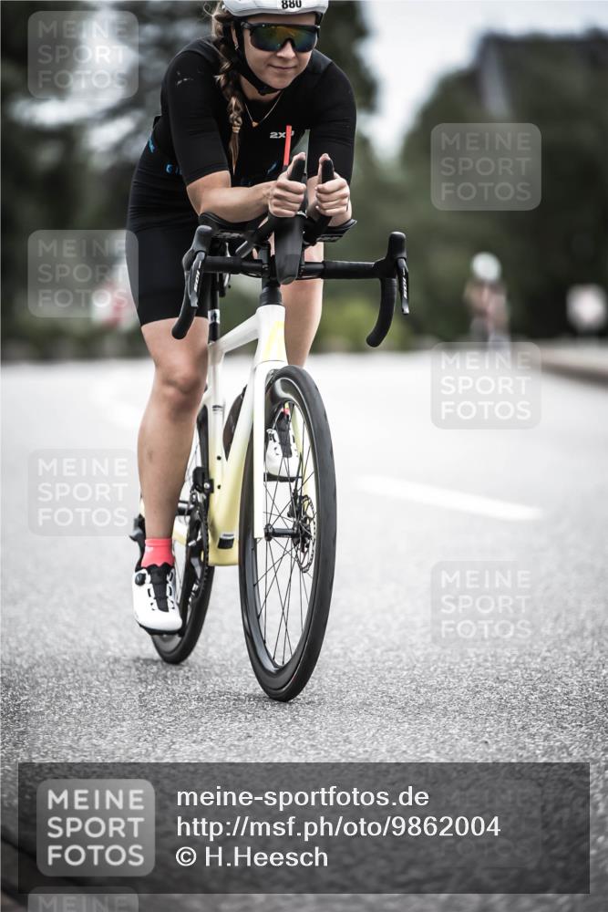 21.06.2026 - 29. Vierlanden-Triathlon H.Heesch http://msf.ph/oto/9862004 21.06.2026 12:10:24 Radfahren 54, 710, 880 meine-sportfotos.de