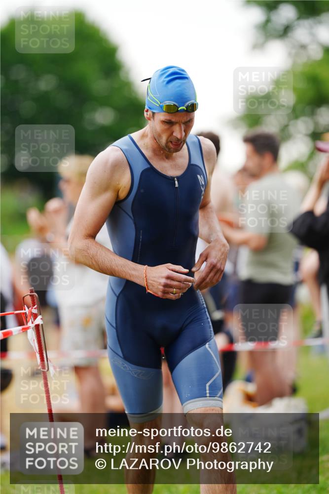 21.06.2026 - 29. Vierlanden-Triathlon LAZAROV Photography http://msf.ph/oto/9862742 21.06.2026 10:05:41 Schwimmen 395, 414, 429, 448 meine-sportfotos.de