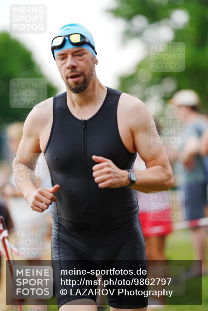 21.06.2026 - 29. Vierlanden-Triathlon LAZAROV Photography http://msf.ph/oto/9862797 21.06.2026 10:06:54 Schwimmen 394, 409, 417, 443, 447 meine-sportfotos.de