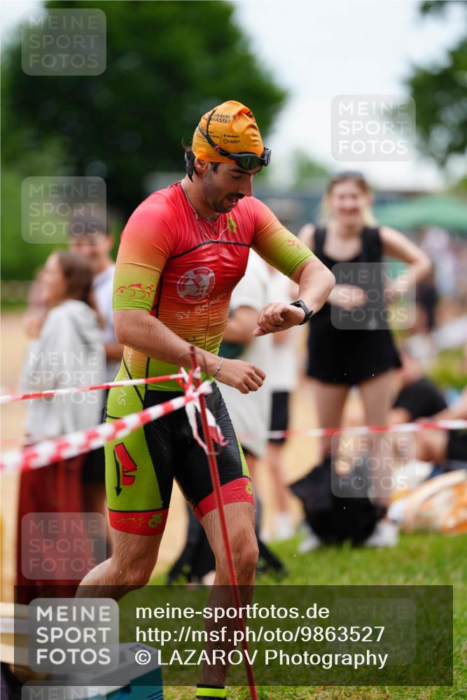 21.06.2026 - 29. Vierlanden-Triathlon LAZAROV Photography http://msf.ph/oto/9863527 21.06.2026 11:01:23 Schwimmen 656, 709, 718 meine-sportfotos.de