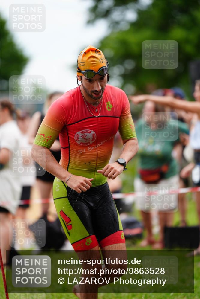 21.06.2026 - 29. Vierlanden-Triathlon LAZAROV Photography http://msf.ph/oto/9863528 21.06.2026 11:01:23 Schwimmen 656, 709, 718 meine-sportfotos.de