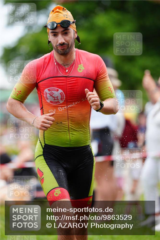 21.06.2026 - 29. Vierlanden-Triathlon LAZAROV Photography http://msf.ph/oto/9863529 21.06.2026 11:01:24 Schwimmen 656, 709, 718 meine-sportfotos.de