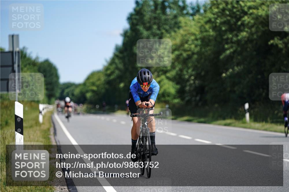 21.06.2026 - Viking Triathlon Michael Burmester http://msf.ph/oto/9863752 21.06.2026 11:41:06 Radfahren 26, 96, 136, 247, 287, 287, 317, 467, 467, 658 meine-sportfotos.de