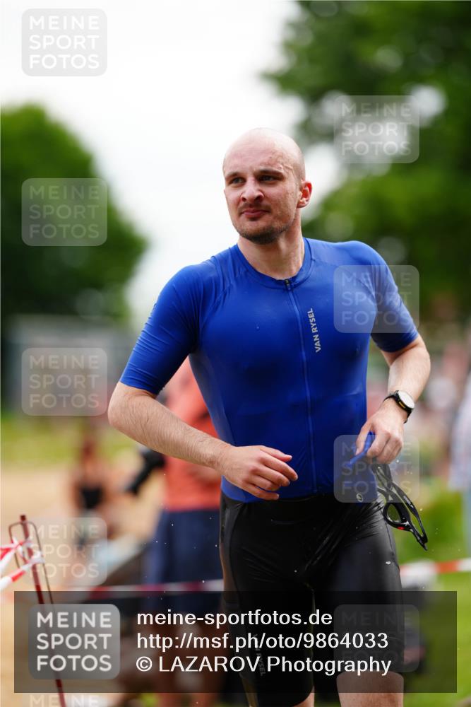 21.06.2026 - 29. Vierlanden-Triathlon LAZAROV Photography http://msf.ph/oto/9864033 21.06.2026 11:17:24 Schwimmen 670 meine-sportfotos.de