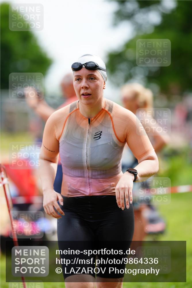 21.06.2026 - 29. Vierlanden-Triathlon LAZAROV Photography http://msf.ph/oto/9864336 21.06.2026 11:22:49 Schwimmen 841, 878, 885 meine-sportfotos.de
