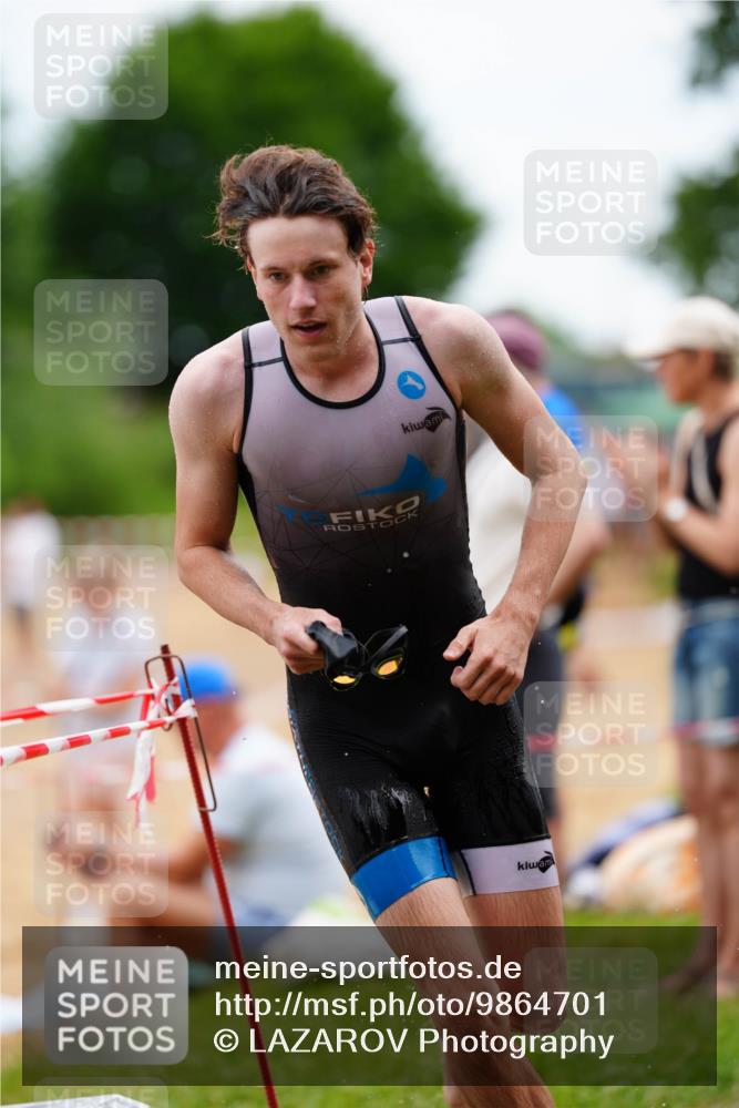 21.06.2026 - 29. Vierlanden-Triathlon LAZAROV Photography http://msf.ph/oto/9864701 21.06.2026 12:00:45 Schwimmen 918, 944, 955 meine-sportfotos.de