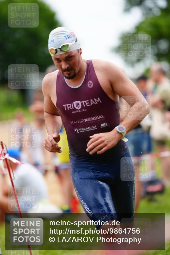 21.06.2026 - 29. Vierlanden-Triathlon LAZAROV Photography http://msf.ph/oto/9864756 21.06.2026 12:01:41 Schwimmen 909, 952, 953, 959, 970, 974 meine-sportfotos.de