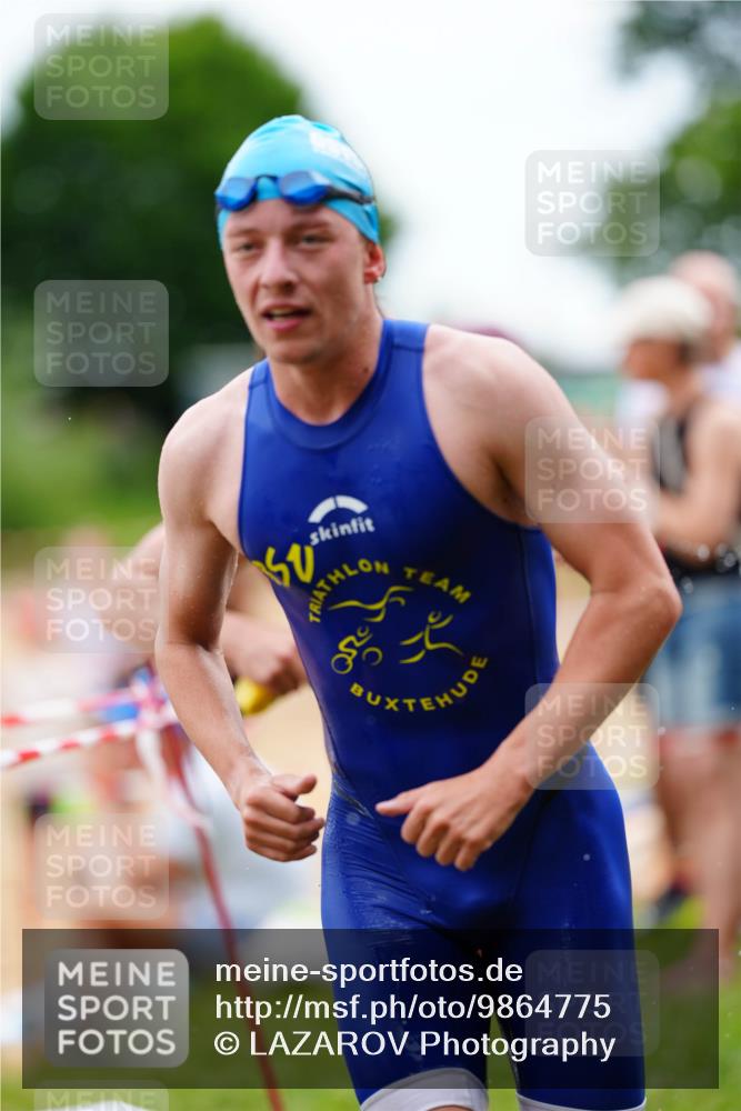 21.06.2026 - 29. Vierlanden-Triathlon LAZAROV Photography http://msf.ph/oto/9864775 21.06.2026 12:02:00 Schwimmen 911, 914, 920, 934, 946, 950, 951 meine-sportfotos.de