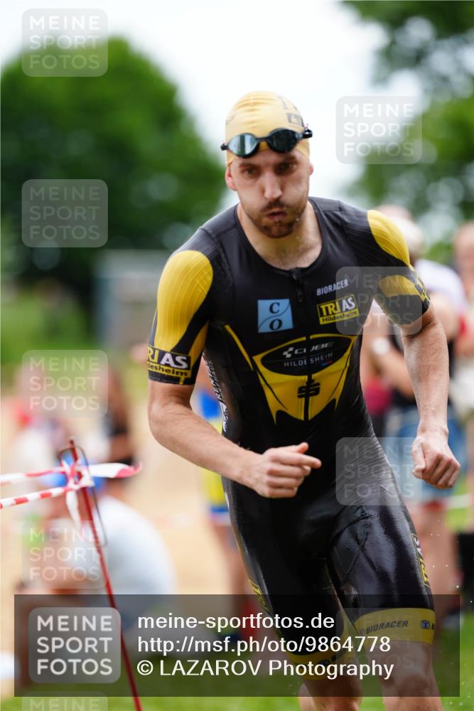 21.06.2026 - 29. Vierlanden-Triathlon LAZAROV Photography http://msf.ph/oto/9864778 21.06.2026 12:02:03 Schwimmen 910, 914, 920, 934, 946, 950, 951 meine-sportfotos.de