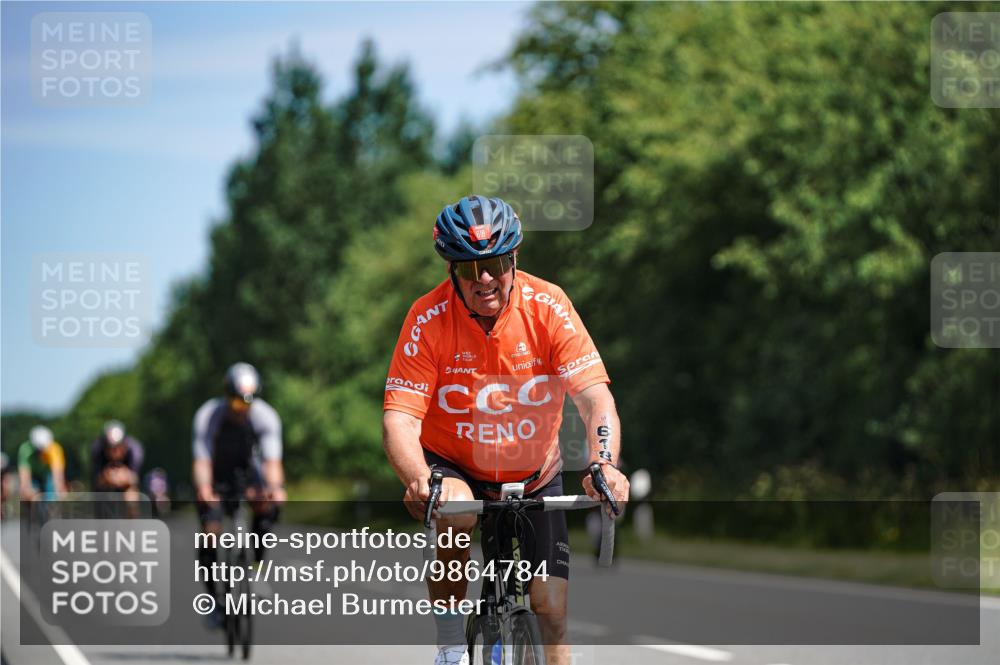 21.06.2026 - Viking Triathlon Michael Burmester http://msf.ph/oto/9864784 21.06.2026 11:50:32 Radfahren 33, 76, 88, 92, 107, 151, 174, 195, 229, 297, 351, 376, 385, 414, 422, 512, 557, 574, 618, 641, 641 meine-sportfotos.de