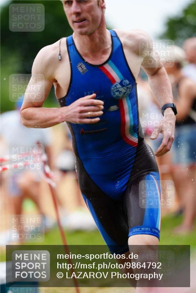 21.06.2026 - 29. Vierlanden-Triathlon LAZAROV Photography http://msf.ph/oto/9864792 21.06.2026 12:02:14 Schwimmen 910, 935, 950 meine-sportfotos.de
