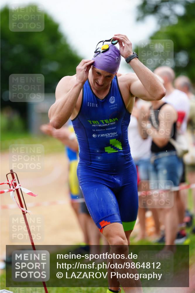 21.06.2026 - 29. Vierlanden-Triathlon LAZAROV Photography http://msf.ph/oto/9864812 21.06.2026 12:02:29 Schwimmen 908, 912, 923, 925, 928, 933, 936, 938, 967, 969 meine-sportfotos.de