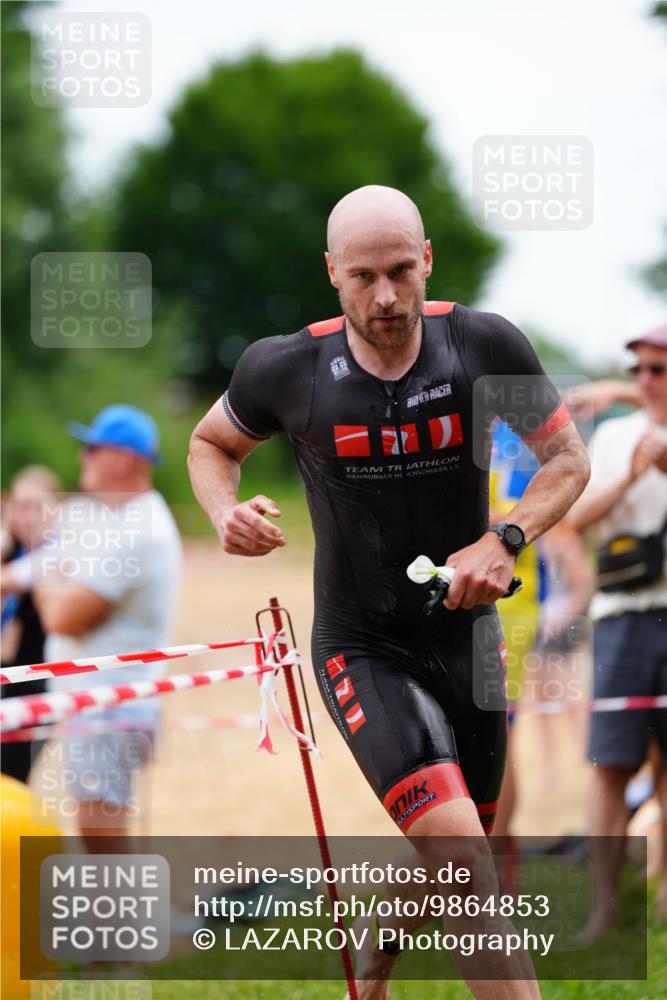 21.06.2026 - 29. Vierlanden-Triathlon LAZAROV Photography http://msf.ph/oto/9864853 21.06.2026 12:03:00 Schwimmen 907, 922, 924 meine-sportfotos.de