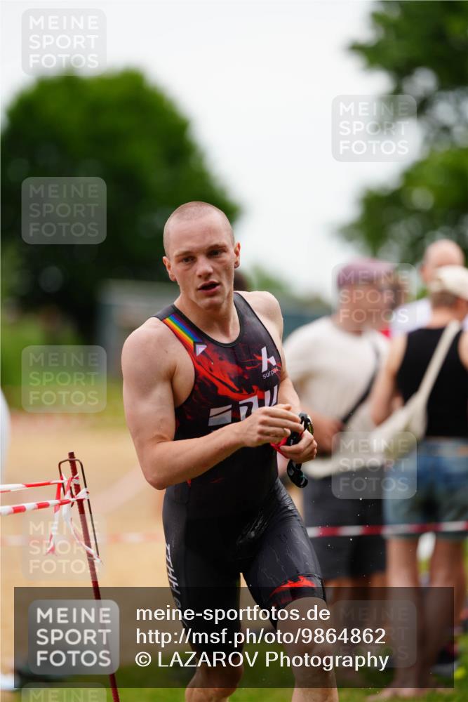 21.06.2026 - 29. Vierlanden-Triathlon LAZAROV Photography http://msf.ph/oto/9864862 21.06.2026 12:03:03 Schwimmen 907, 922, 924 meine-sportfotos.de