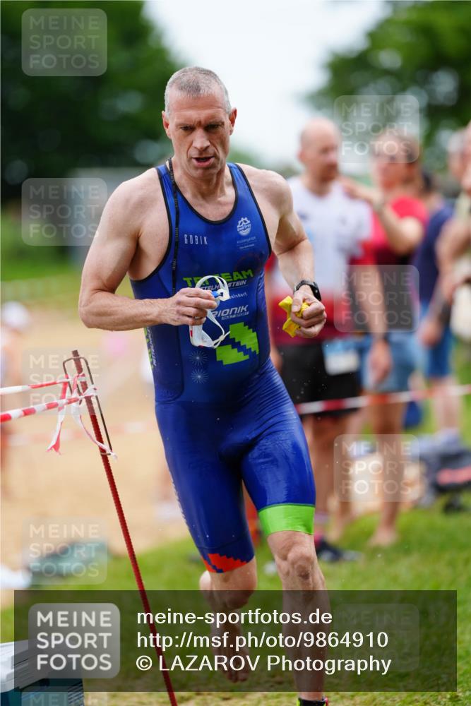 21.06.2026 - 29. Vierlanden-Triathlon LAZAROV Photography http://msf.ph/oto/9864910 21.06.2026 12:03:44 Schwimmen 932, 939 meine-sportfotos.de