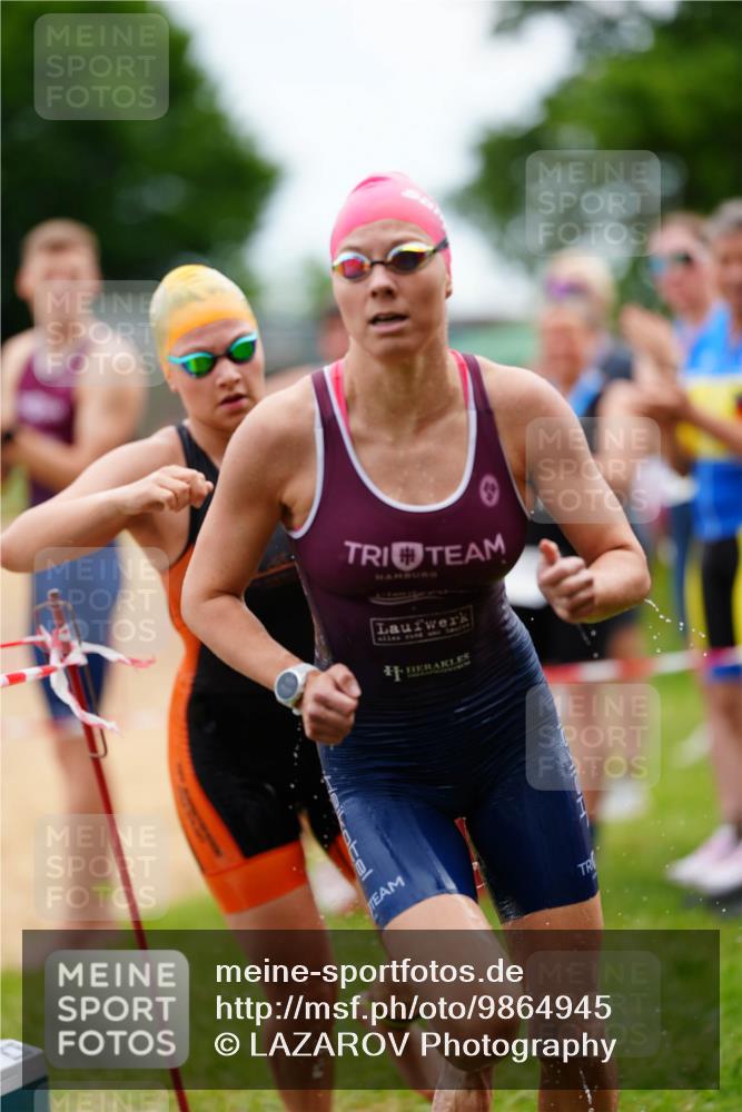 21.06.2026 - 29. Vierlanden-Triathlon LAZAROV Photography http://msf.ph/oto/9864945 21.06.2026 12:27:12 Schwimmen 983, 995, 1008, 1011 meine-sportfotos.de