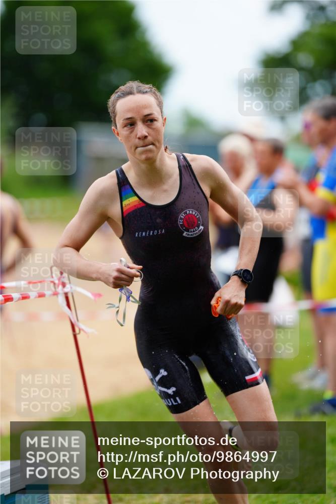 21.06.2026 - 29. Vierlanden-Triathlon LAZAROV Photography http://msf.ph/oto/9864997 21.06.2026 12:28:06 Schwimmen 991, 1006, 1015, 1017 meine-sportfotos.de