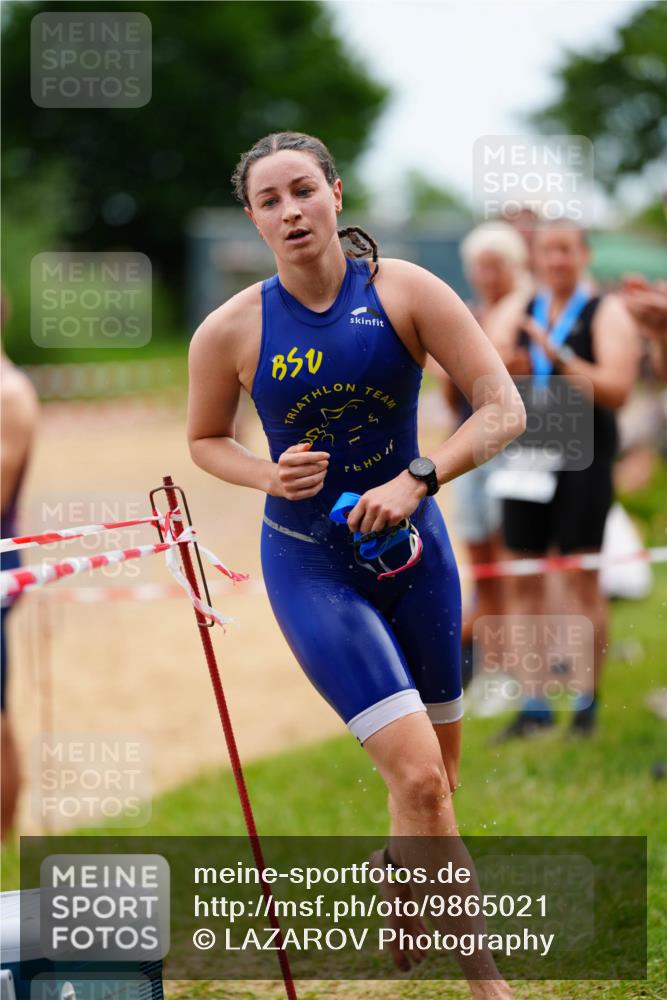 21.06.2026 - 29. Vierlanden-Triathlon LAZAROV Photography http://msf.ph/oto/9865021 21.06.2026 12:28:23 Schwimmen 1009, 1010 meine-sportfotos.de