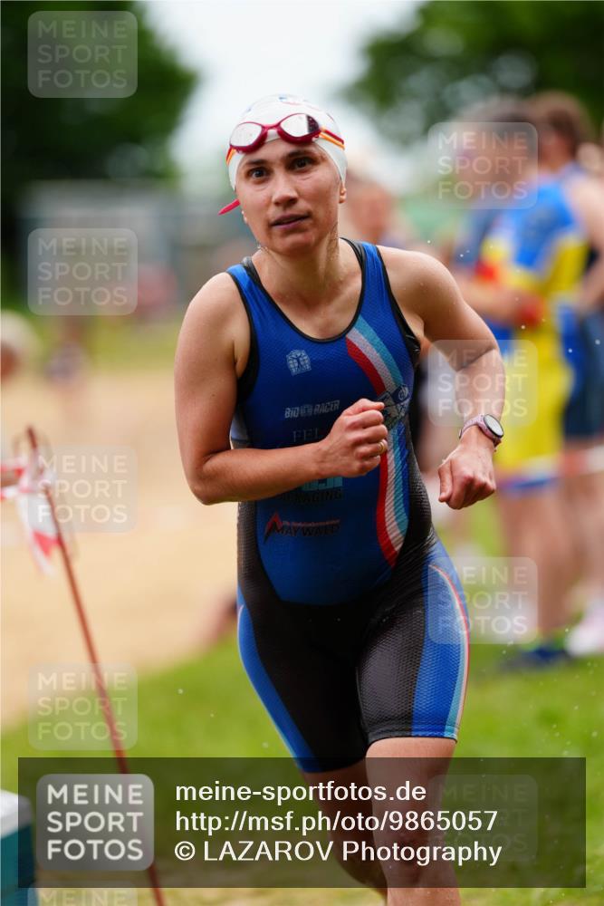 21.06.2026 - 29. Vierlanden-Triathlon LAZAROV Photography http://msf.ph/oto/9865057 21.06.2026 12:28:50 Schwimmen 990, 997, 1018 meine-sportfotos.de