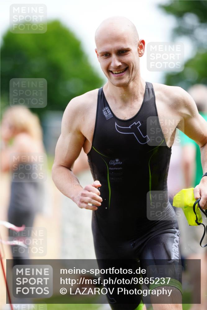 21.06.2026 - 29. Vierlanden-Triathlon LAZAROV Photography http://msf.ph/oto/9865237 21.06.2026 12:58:34 Schwimmen 1028, 1033, 1059, 1066 meine-sportfotos.de