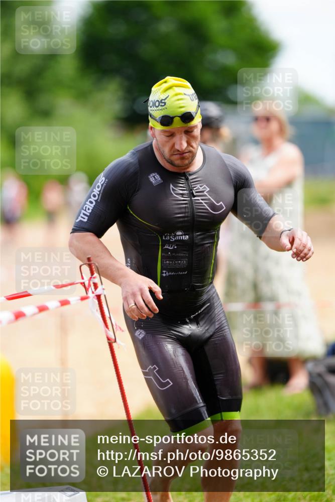 21.06.2026 - 29. Vierlanden-Triathlon LAZAROV Photography http://msf.ph/oto/9865352 21.06.2026 13:00:44 Schwimmen 1031, 1054, 1078 meine-sportfotos.de
