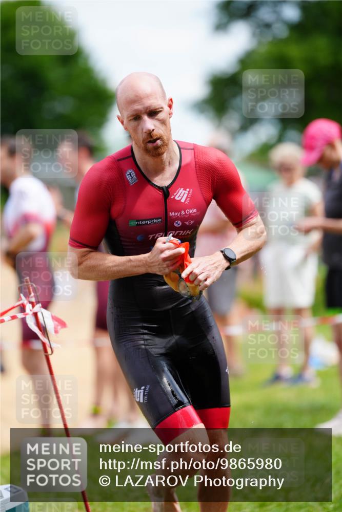 21.06.2026 - 29. Vierlanden-Triathlon LAZAROV Photography http://msf.ph/oto/9865980 21.06.2026 13:23:41 Schwimmen 1197, 1218, 1220 meine-sportfotos.de