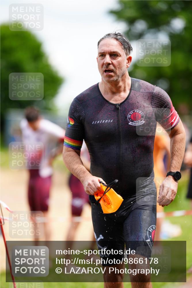21.06.2026 - 29. Vierlanden-Triathlon LAZAROV Photography http://msf.ph/oto/9866178 21.06.2026 13:26:22 Schwimmen 1100, 1196, 1201, 1209 meine-sportfotos.de