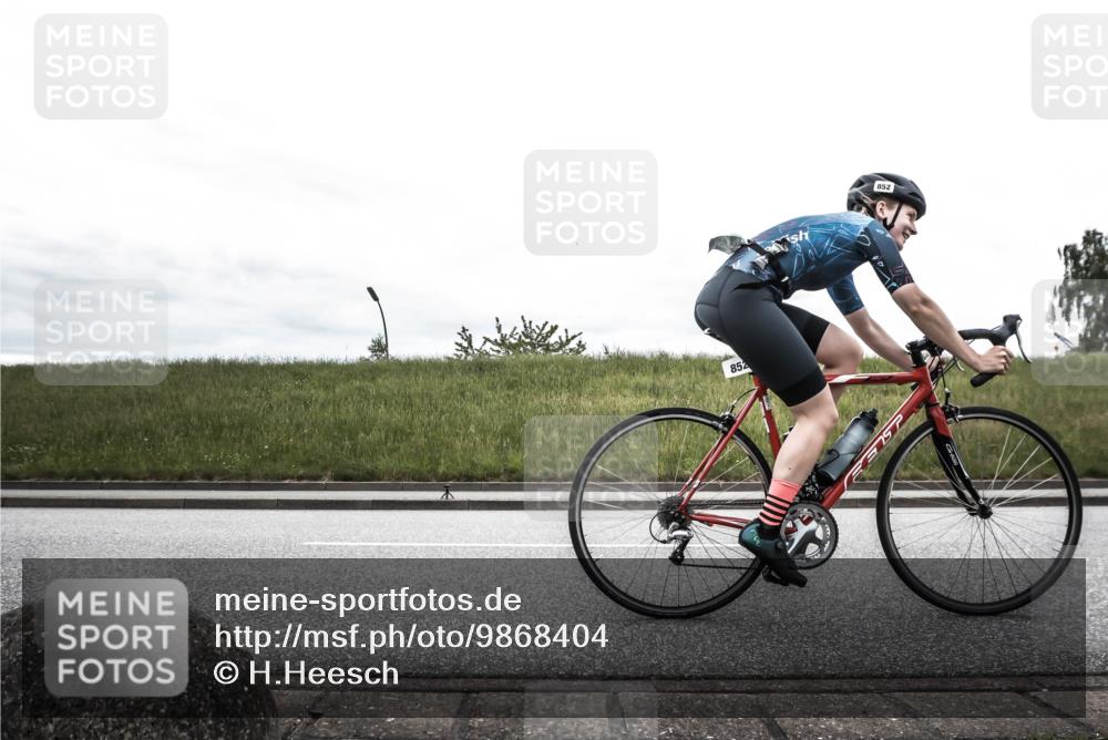 21.06.2026 - 29. Vierlanden-Triathlon H.Heesch http://msf.ph/oto/9868404 21.06.2026 12:15:58 Radfahren 818, 833, 852 meine-sportfotos.de