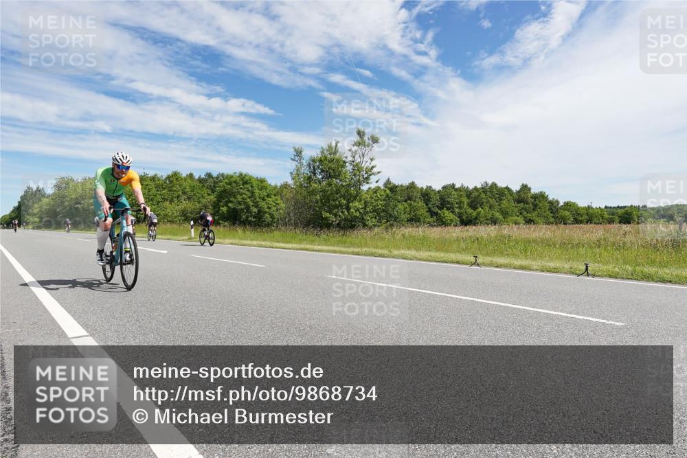 21.06.2026 - Viking Triathlon Michael Burmester http://msf.ph/oto/9868734 21.06.2026 11:50:39 Radfahren 33, 88, 92, 107, 151, 174, 195, 229, 351, 376, 385, 414, 422, 512, 557, 574, 618, 641, 641 meine-sportfotos.de