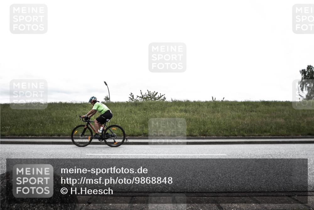 21.06.2026 - 29. Vierlanden-Triathlon H.Heesch http://msf.ph/oto/9868848 21.06.2026 12:27:19 Radfahren 17, 256, 800, 942 meine-sportfotos.de