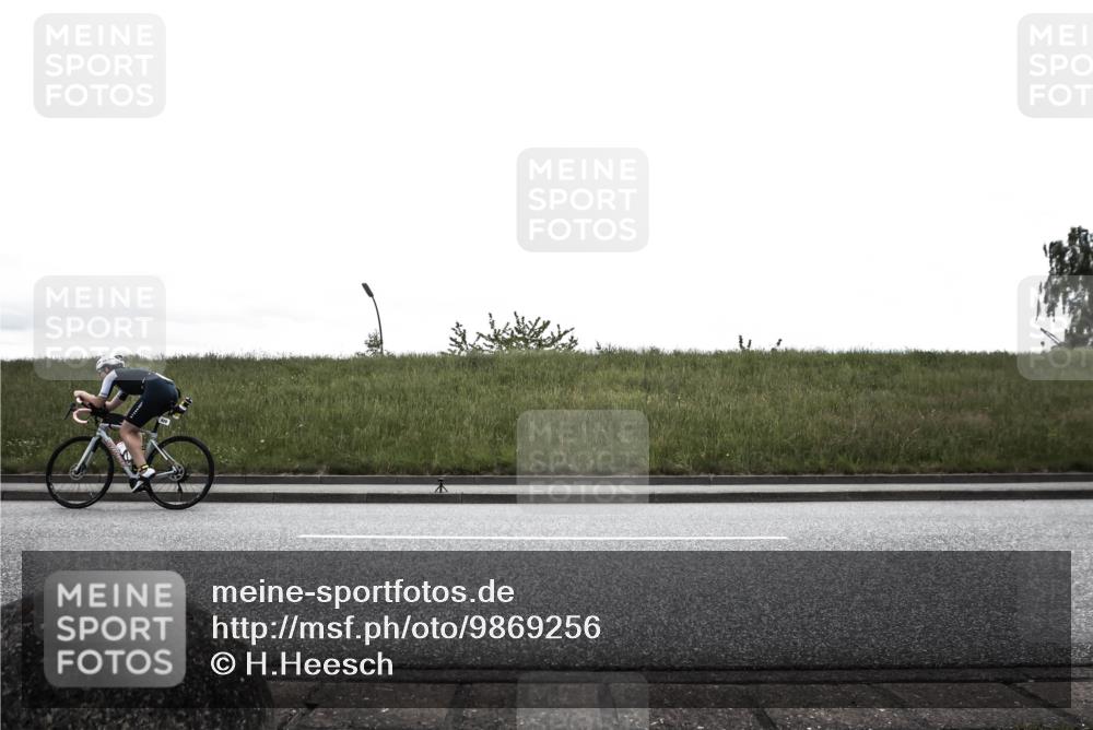 21.06.2026 - 29. Vierlanden-Triathlon H.Heesch http://msf.ph/oto/9869256 21.06.2026 12:32:20 Radfahren 828, 900, 980, 994 meine-sportfotos.de