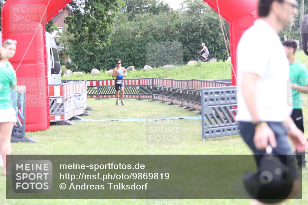 21.06.2026 - 29. Vierlanden-Triathlon Andreas Tolksdorf http://msf.ph/oto/9869819 21.06.2026 10:48:55 Ziel  meine-sportfotos.de